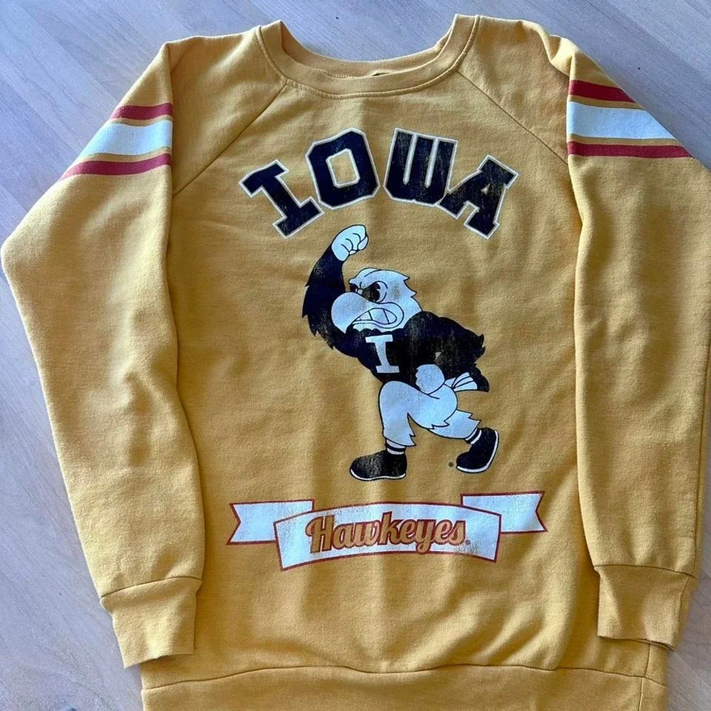 University of Iowa‎ crewneck small - Picture 2 of 7